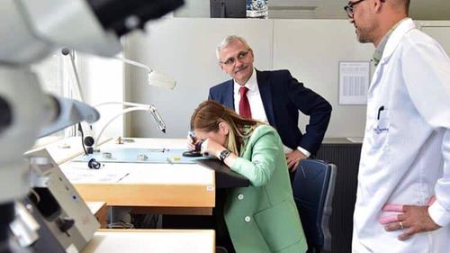 Iubita lui Dragnea a postat pe Instagram poze în care apare alături de liderul PSD la o fabrică de ceasuri din Elveția