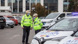 Un bărbat observat pe o stradă din Ploieşti cu arme de tip Airsoft, cercetat de poliţişti