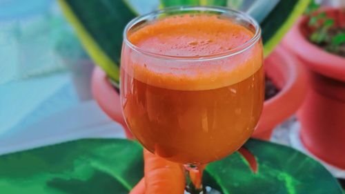 Beneficiile consumului de suc de morcovi / Experții avertizează, însă: Nu trebuie băut în cantități mari / Poate sucul de morcov să-ți facă pielea portocalie?