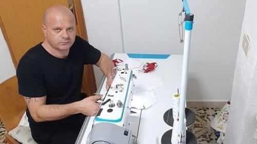 Croitor român, vedetă în presa din Italia: Coase măști și le oferă gratis italienilor/ Lavabile și refolosibile, unele cu decorațiuni pentru a face copiii să zâmbească