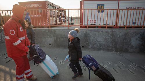 Sute de persoane au protestat în Germania față de planul de ridicare a unui adăpost pentru 500 de refugiaţi în nord-estul ţării / Circa 20 de susținători ai extremei drepte printre protestatari