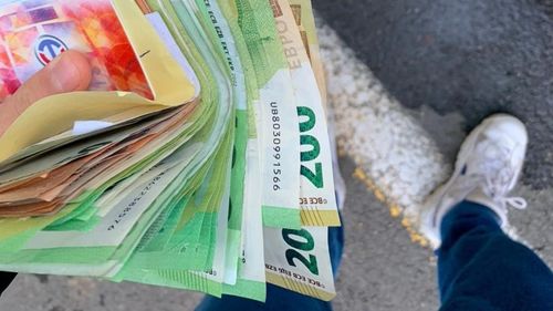 Un licean din Zalău a găsit pe stradă peste 3.000 de euro și i-a predat poliției / Un bărbat îi pierduse din buzunar / Polițiștii l-au felicitat pe tânăr