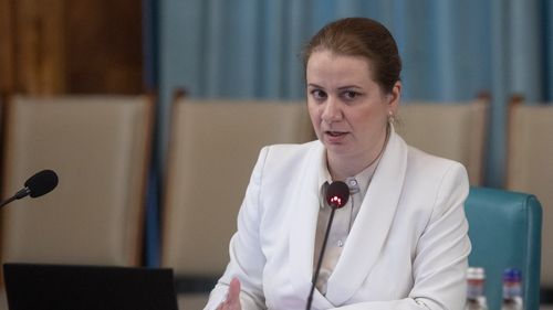 Ligia Deca: Se introduce o nouă bursă, de reziliență, pentru elevi cu rezultate medii, bursa de merit va fi pentru elevii cu rezultate bune / Noi măsuri de supraveghere audio-video, în scopul investigării cazurilor de violență