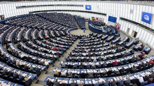 Parlamentul European a amânat pentru prima săptămână din noiembrie votarea unei rezoluții privind situația din România. Motivul: În perioada programată inițial, va susține un discurs în plen președintele Klaus Iohannis