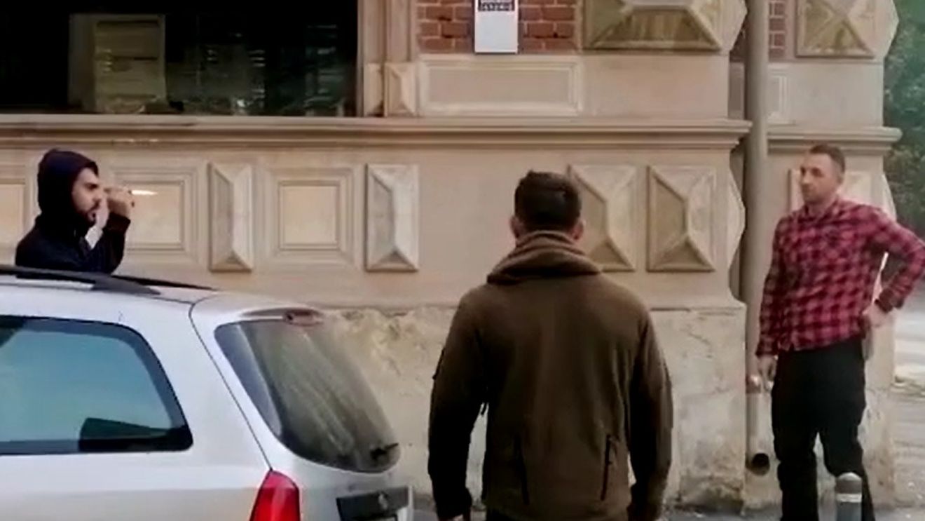 VIDEO Un bărbat care amenința doi polițiști cu un cuțit a fost dus la sediul Secției 1/ Polițiștii au deschis dosar penal pentru amenințare