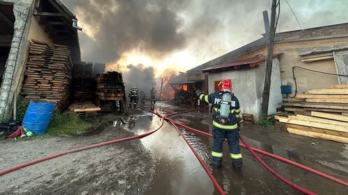 UPDATE Incendiu la un depozit de carburant şi material lemnos din Mureș / O persoană a decedat, alte trei sunt rănite / Incendiul acoperă o zonă de circa 4000 mp