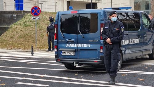 Jandarmeria Bucureşti, după acuzaţiile sindicaliştilor Europol: Mai mulţi participanţi la protest au recurs spontan la forţarea dispozitivului / Exista riscul de a se crea o breşă prin care aceştia să pătrundă pe carosabil