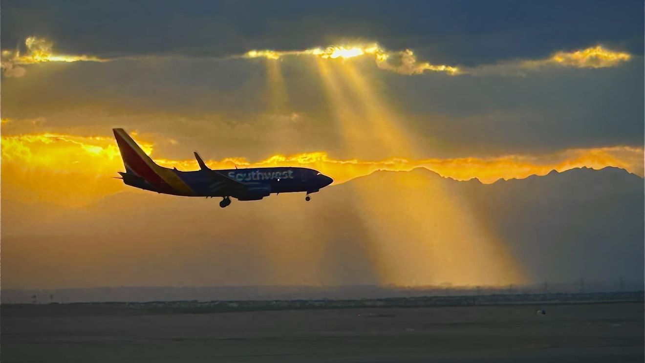 Incident la un aeroport din Dallas: Un avion Southwest Airlines a fost lovit de un glonţ