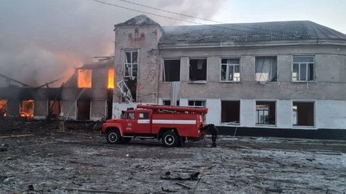 Ucrainenii acuză rușii că au bombardat o școală din Marefa: 21 de morți, 25 de răniți