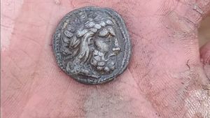 Monede grecești vechi de peste 2.000 de ani, descoperite în Gorj / Artefactele din timpul domniei lui Filip al II-lea al Macedoniei au fost găsite cu un detector de metale