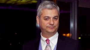 Fostul șef al Astra Asigurări, Radu Mustățea, condamnat la 4 ani și 8 luni de închisoare pentru delapidare. Soția sa a primit 3 ani de închisoare cu suspendare în același dosar. Sentințele nu sunt definitive