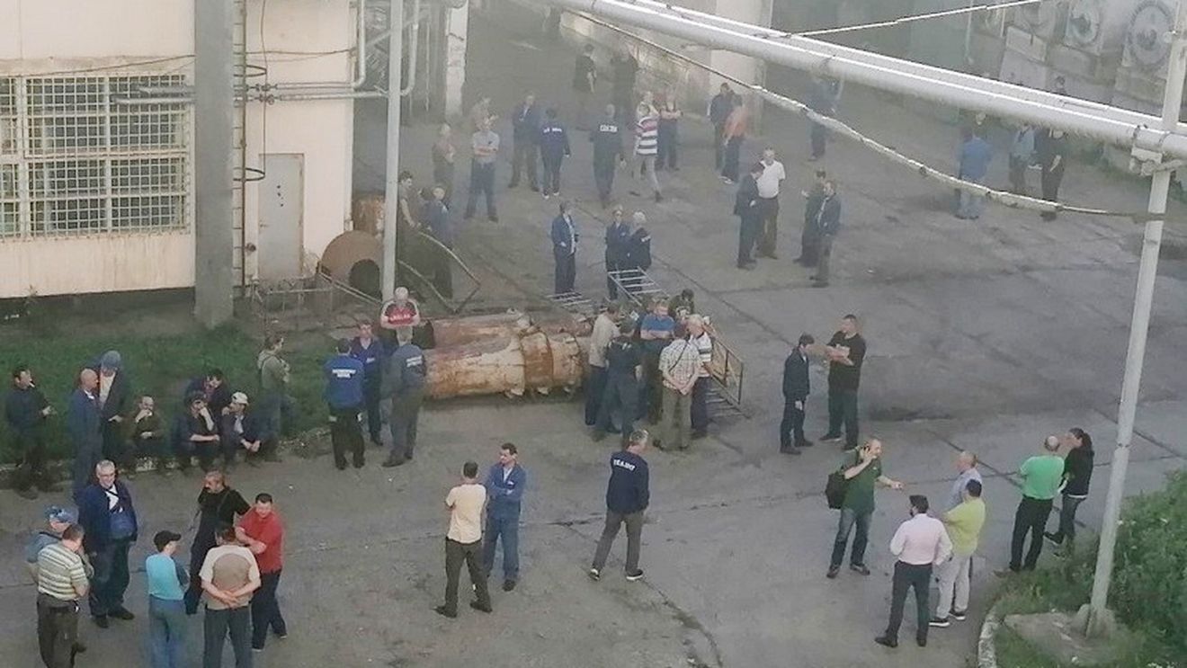 Protest spontan la Termocentrala Mintia, în judeţul Hunedoara. Aproape 100 de angajaţi îşi cer drepturile restante de patru luni