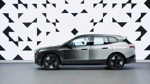 BMW a dezvăluit un automobil capabil să-şi schimbe culoarea întregii caroserii