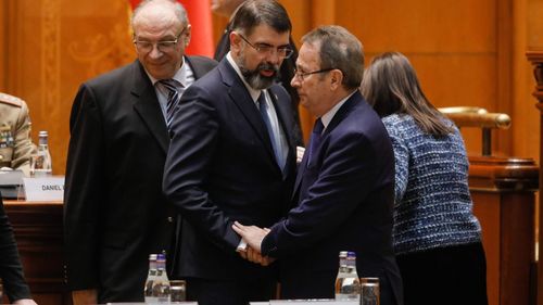 Președintele interimar al Senatului, Robert Cazanciuc, cere Curții Constituționale să îl scape pe Tăriceanu de cel mai recent dosar penal, deschis pentru că a refuzat punerea în aplicare a unei decizii definitive a ÎCCJ privind demiterea unui senator PSD găsit incompatibil