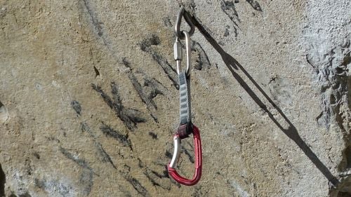 Patru alpinişti americani au căzut peste 120 de metri într-o râpă / Unul dintre ei a supravieţuit, a reuşit să urce şi a plecat cu maşina până la un telefon pentru a cere ajutor, deşi avea hemoragie internă şi traumatism cranian