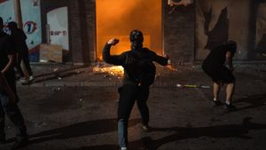 A cincea noapte de proteste în Serbia: Birourile partidului de guvernământ au fost incendiate