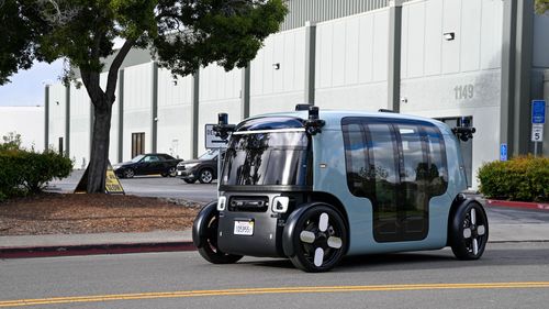 Zoox, deţinută de Amazon, deschide prima sa fabrică de robotaxiuri şi intră în competiţie directă cu Tesla şi Waymo