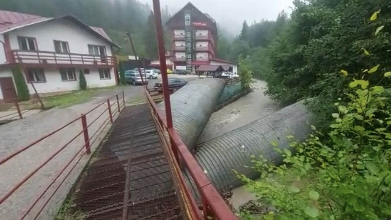 Inundaţii produse în patru localităţi, între care municipiile Ploieşti şi Câmpina