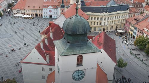 „Capsula timpului” din vârful Turnul Sfatului din Sibiu / Un document vechi de 200 de ani, ascuns în acoperiș, face cronica vremii: ”Ciuma face ravagii în Țara Românească și Moldova” / Turnul a intrat în reparații generale