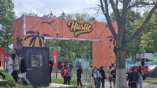 FOTO Cum arată stațiunea Costinești la începutul Hustle, primul festival de trap de pe litoral în sezonul 2024/ Sunt așteptați mii de tineri, spun organizatorii/ Rapperul american Offset, pentru prima dată în România