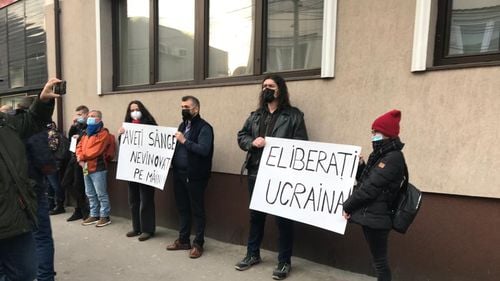 FOTO UPDATE Profesori de istorie și oameni de cultură au protestat în fața Consulatului Rusiei din Constanța, împotriva regimului de la Kremlin: ”Istoria nu prescrie crima”