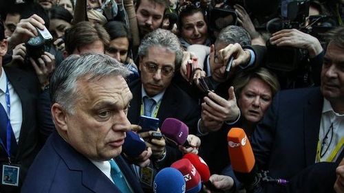 Raportul Human Rights Watch privind starea precară a libertății presei în Ungaria: Proprietarul site-ului 24.hu a dezvăluit presiunile venite din partea oamenilor premierului Orbán pentru stoparea unor anchete. Însuși Orbán i-ar fi cerut omului de afaceri să accepte să vândă canalele de presă pe care le deține