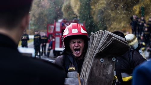 UPDATE Pompierii americani, întâmpinați cu focuri de armă la intervenția asupra unui incendiu / Două persoane au murit / Presupusul criminal ar fi fost găsit mort