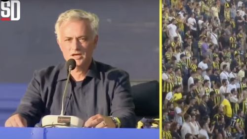 Mourinho a semnat cu Fenerbahce pe stadion, în faţa a peste 45.000 de fani