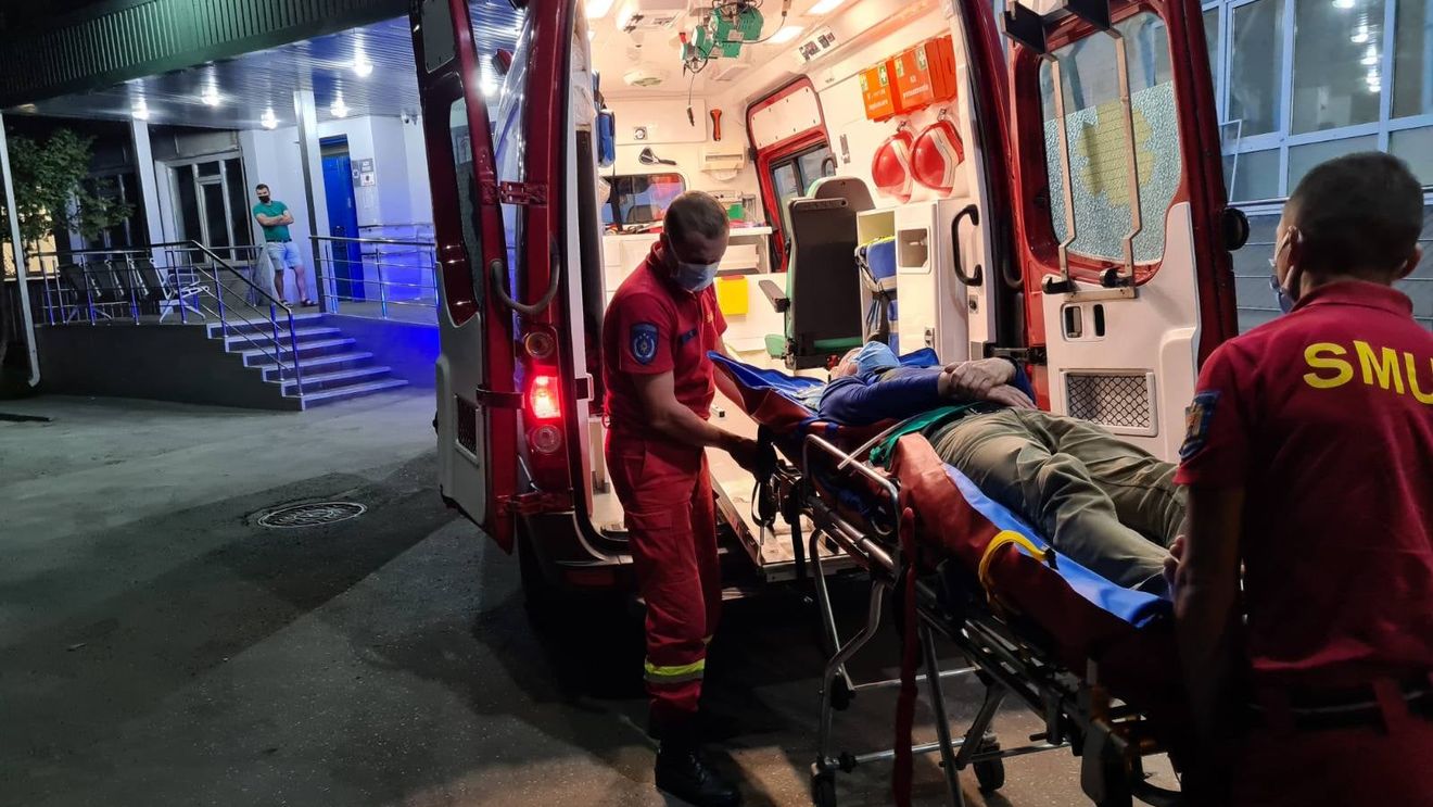 Trei sibieni au fost transportați la spital în urma unui accident rutier grav/ Traficul este blocat