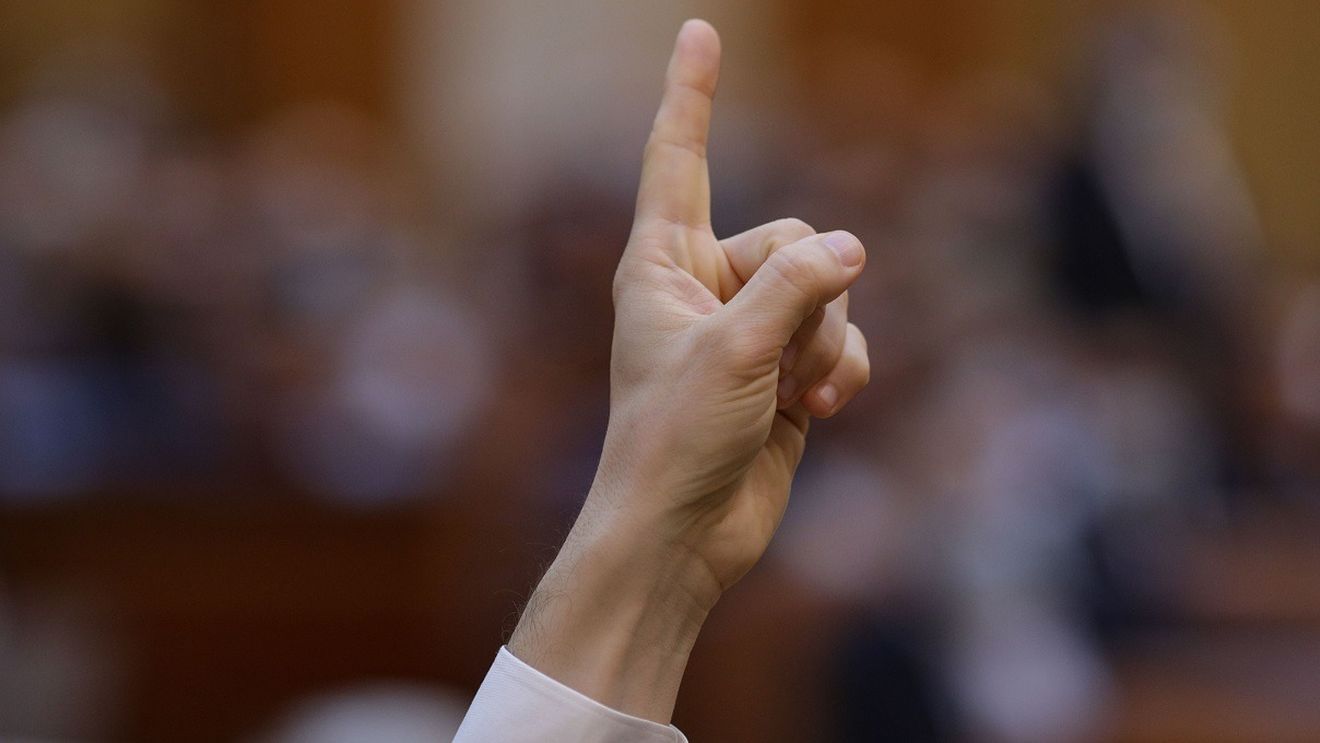 Cioloș: AUR încearcă să agite societatea și mai mult cu suspendarea președintelui