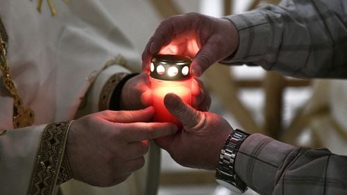 Sfânta Lumină va fi adusă, sâmbătă seara, de la Ierusalim / Tradiţia inaugurată de Patriarhul Daniel continuă în Anul Centenar / ÎPS Teodosie va aduce Lumina din largul Mării Negre