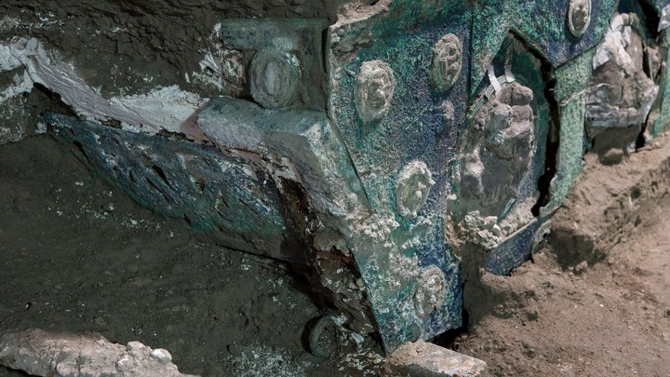 VIDEO Arheologii au descoperit o trăsură ceremonială antică în apropiere de Pompeii / Carul de paradă, excelent conservat, este realizat din fier, bronz şi cositor