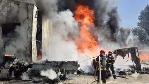 Incendiu puternic la o fabrică de mase plastice din Vâlcea / Un pompier și alte două persoane au avut nevoie de îngrijiri medicale