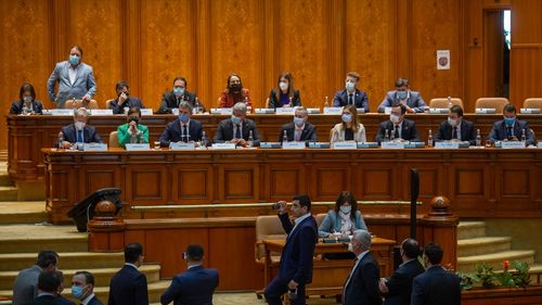 Amnistie pentru plagiatori? / USR atrage atenția că un amendament care-i scoate basma curată pe plagiatorii cu doctorate a fost introdus fraudulos  în raportul final al Comisiei de Învățământ din Parlament care viza un proiect de lege aparent „nevinovat”