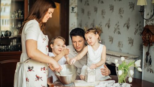 Nicolae Ciucă, despre programele care sprijină studenții și familiile tinere: ”Asigurăm cadrul necesar pentru ca studenții să performeze la același nivel cu colegii din alte state europene/ Încurajăm accesul la facilități pentru tinerele familii”