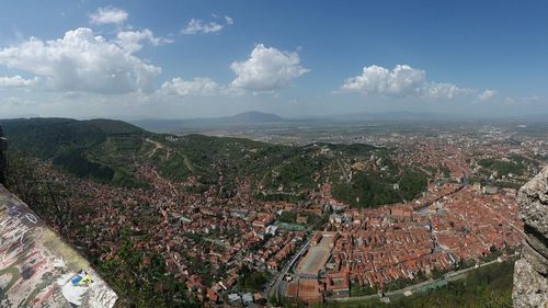 Primăria Brașov vrea să schimbe regulile privind construcțiile pe dealurile din jurul municipiului / Se cere inclusiv studiu de însorire / Nu vor mai putea fi construite blocuri cu regim de P+2 pe o parte a dealurilor și P+5 pe cealaltă parte