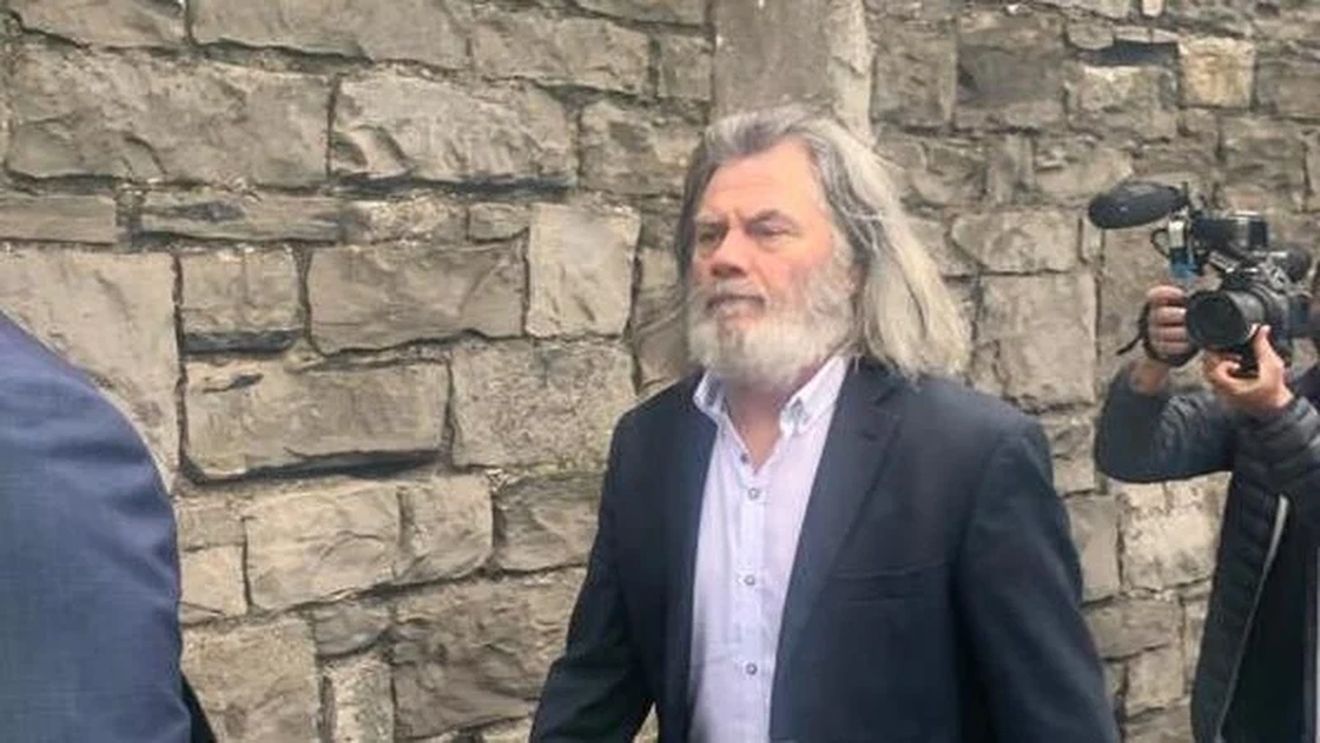Presupusul şef al unei familii mafiote candidează pentru un loc în parlamentul irlandez / Gruparea pe care se presupune că o conduce, implicată într-un război pentru teritoriu în Dublin, soldat cu 18 asasinate / Hutch este cunoscut sub numele de ”Călugărul”