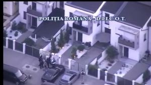 Rețineri în dosarul contrabandei cu țigări de la Arad. Liderul grupării a fugit cu câteva ore înainte de acțiunea DIICOT. Oamenii legii i-au confiscat un Ferrari din curte