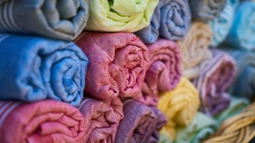 Ce fel de materiale purtăm pentru a învinge canicula / Bumbac, in, mătase sau Lyocell?