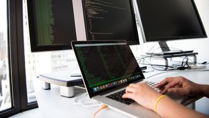 Startupul AI de 1,5 miliarde de dolari prăbușit după ce s-a aflat că folosea 700 de programatori în loc de inteligență artificială
