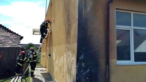 Incendiu la Liceul din Berbești – Vâlcea, care a cuprins un perete al clădirii, după ce angajați ai școlii au dat foc frunzelor în curte