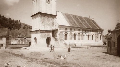 VIDEO Mărginimea Sibiului în imagini vechi de peste 50 de ani / Țesătoarele din Săliște, sașii din Hamba, nunțile din Rășinari și divorțurile din Tilișca