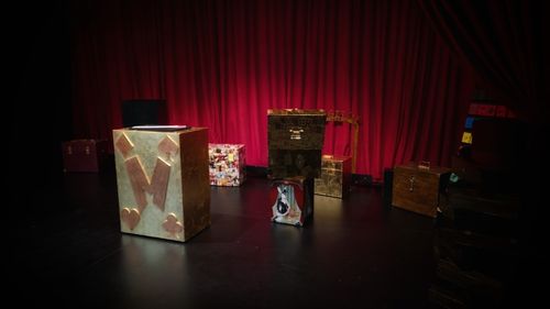 Traseu inițiatic în arta iluzionismului. Cea mai mare expoziţie interactivă de magie din România va putea fi vizitată de vineri, la Hanul Gabroveni