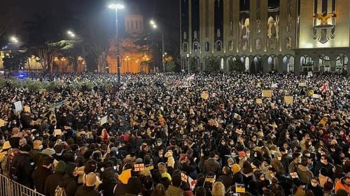 Aproape 60.000 de georgieni au protestat la Tbilisi cerând aderarea la UE după ce Comisia Europeană a transmis că Georgia trebuie să mai aștepte statutul de candidat, spre deosebire de Ucraina și Moldova