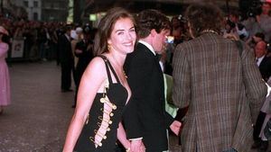 12.090 de euro pentru o legendă: Rochia Versace purtată de Elizabeth Hurley, scoasă la licitație