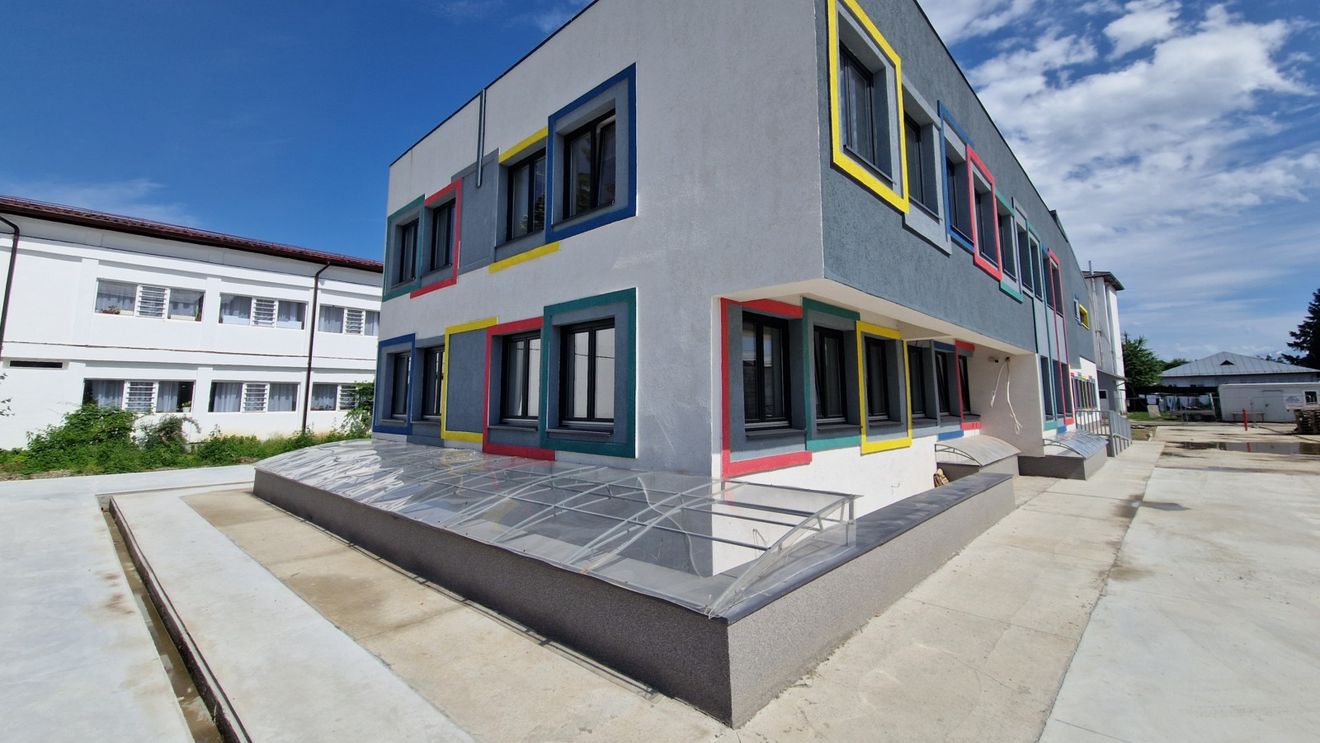 ANALIZĂ Finanțările europene, vitale pentru modernizarea infrastructurii școlare din Regiunea Sud Vest Oltenia. Aproape 115 milioane de euro din bani europeni, alocate școlilor din Dolj, Gorj, Mehedinți, Olt și Vâlcea, în ultimii zece ani