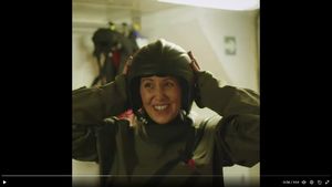 VIDEO Ministra belgiană a Apărării, în centrul unor critici, după un videoclip cu urări de sărbători în care salvează un „Moș Crăciun în pericol”