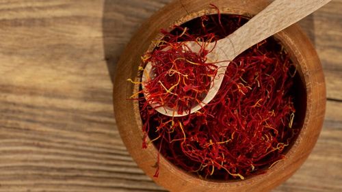 Tot mai mulți fermieri cultivă șofran, cea mai scumpă mirodenie din lume / „Venitul estimat poate ajunge la 30–40 de mii de euro pe hectar” / „Aurul roșu” din Bucovina ajunge deja pe piețele din Italia, Franța și Austria