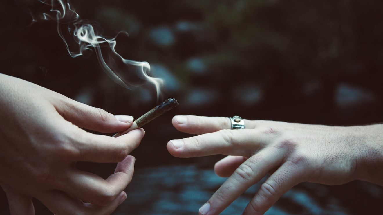 STUDIU Consumul de marijuana sub orice formă este asociat unui risc mai mare de atac de cord și accident vascular cerebral