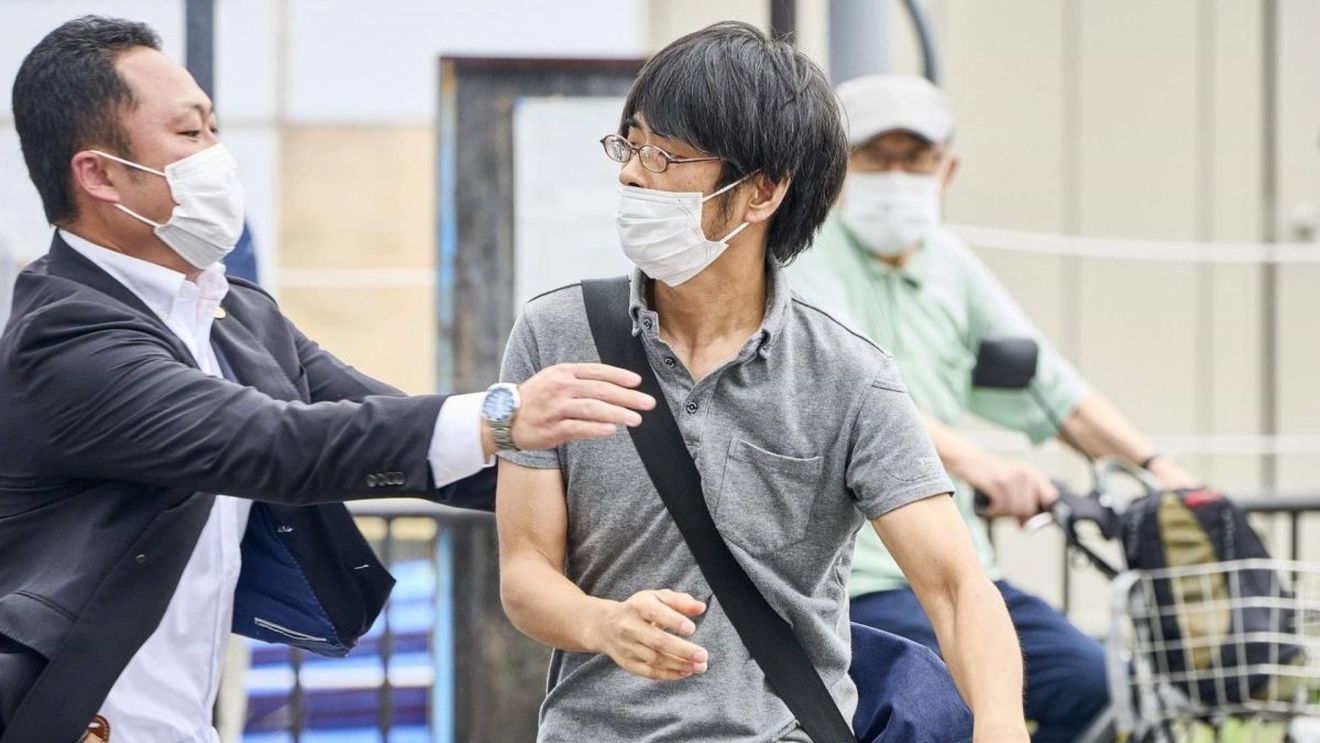 Asasinarea lui Shinzo Abe: Anchetatorii încearcă să determine personalitatea celui care l-a împuşcat / Suspectul a explicat că avea o ranchiună față de o anumită organizație, din care credea că face parte fostul prim-ministru